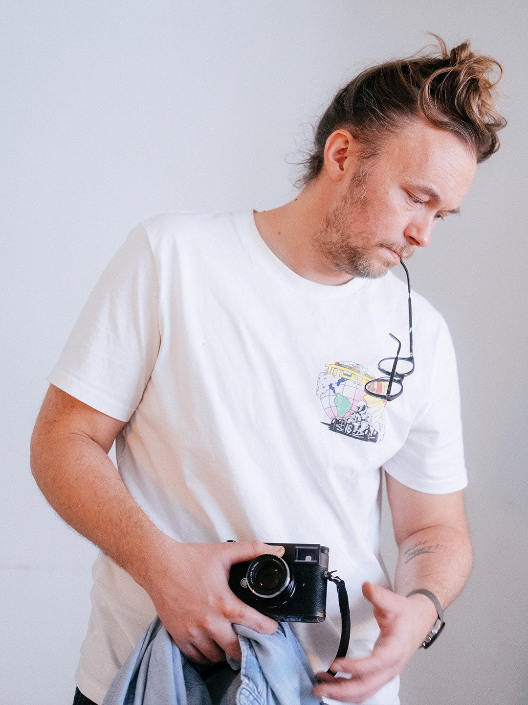 Rasmus Fritzon holding a camera